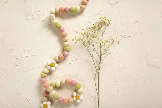 Joy Felts - Spring daisy chain garland